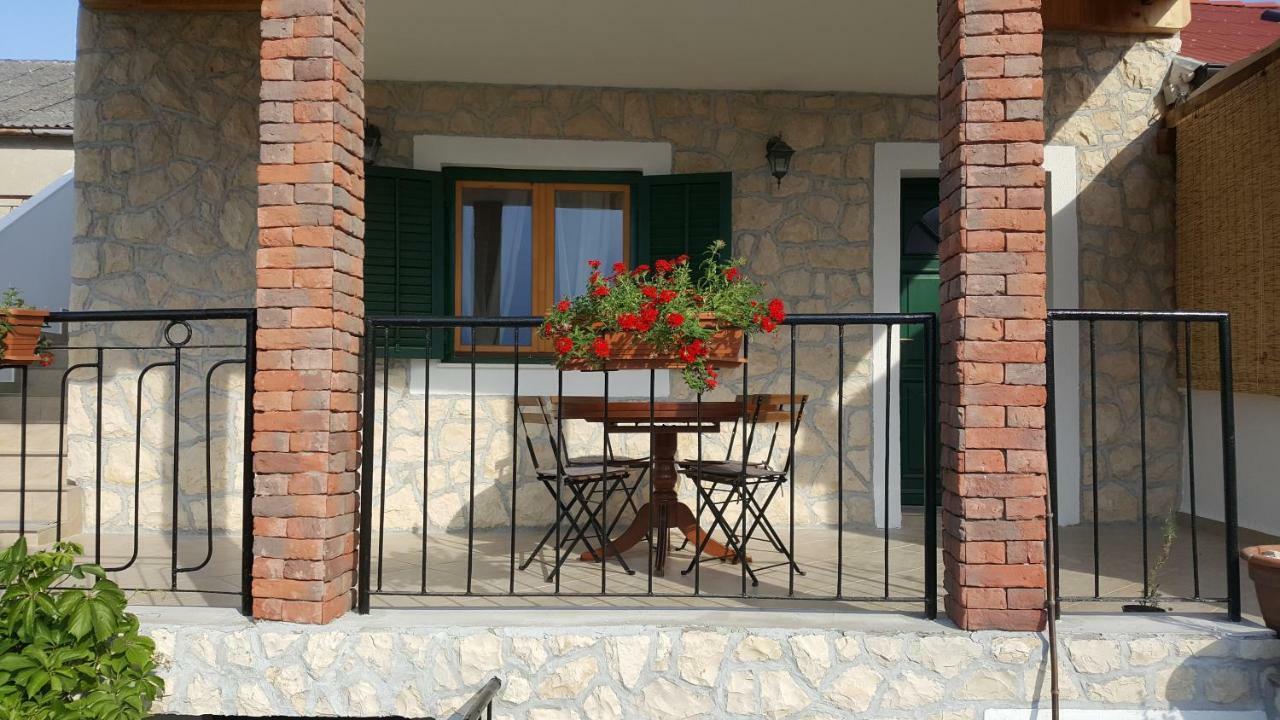 Apartment Cernesa Ražanac 外观 照片